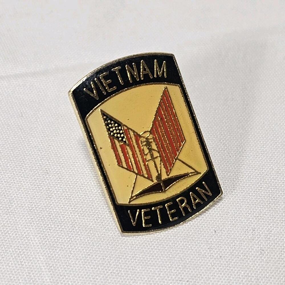 Vintage Vietnam Era Us Military Lapel Pin "Vietnam Veteran"